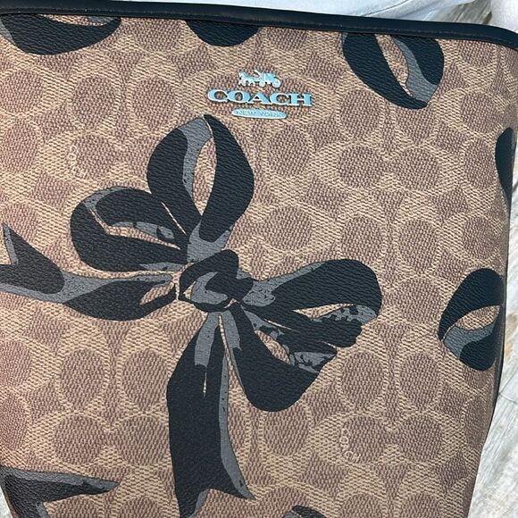 Coach City Bucket Bag Crossbody In Signature Canvas With Bow Print Purse - Picture 6 of 10